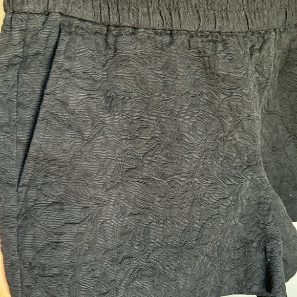 J Crew Black jacquard pull on shorts. Size 8 - Picture 2 of 3